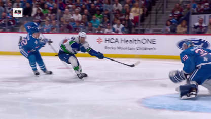 Sasson reçoit un cadeau et ouvre la marque