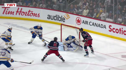 Miller s'avance et vise la lucarne