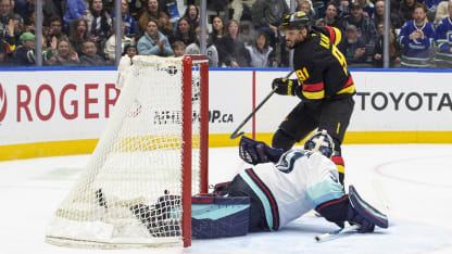 Kane goes to the backhand on breakaway