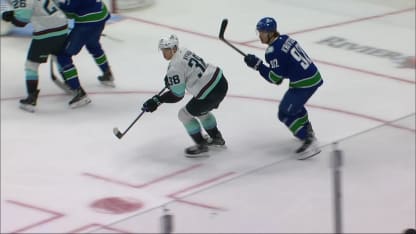 Nyman ohjaa kiekon ohi Lankisen