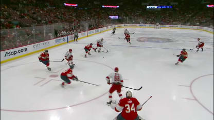 Kotkaniemi laukoo kiekon reppuun