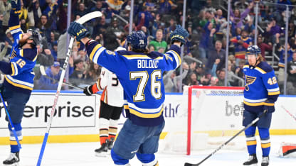 Blues remontan en el tercer periodo para vencer a los Ducks