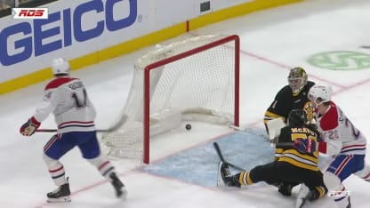 Nick Suzuki marque un but en A.N. c. les Bruins de Boston