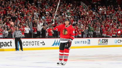 Hossa_500th_goal_salutes_fans