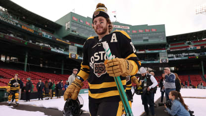 Pastrnak rend hommage à Ortiz et aux Red Sox avec son équipement pour la Classique hivernale