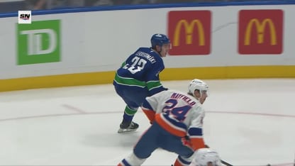 NYI@VAN: Lekkerimaki scores goal against Semyon Varlamov