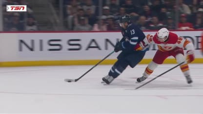 CGY@WPG: Niederreiter scores goal against Dustin Wolf