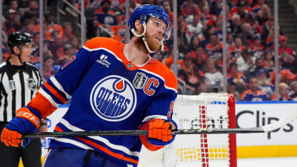 McDavid hits post on power play