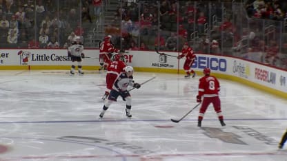 Raymond skickar in en backhand