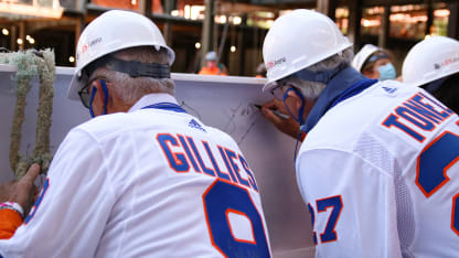 Topping-Ceremony-Alumni-Signing