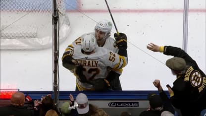 Kastelic déjoue Greaves d'un angle fermé