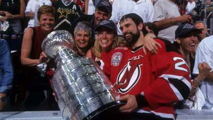 Niedermayer_Scott_8458517_2000_NJD_Stanley_Cup_Family_2568x1444