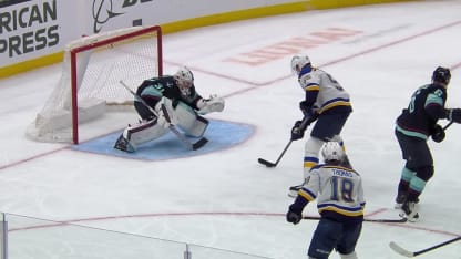 Parayko sort les mains devant Grubauer