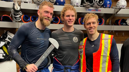 Star Wears Edmonton Oilers vest pump jack