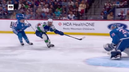 Sasson reçoit un cadeau et ouvre la marque