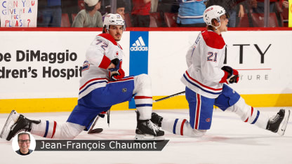 Le premier trio au repos, Guhle et Xhekaj en uniforme