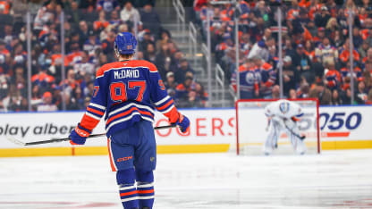 Ilya Sorokin und der Pfosten stoppen den Lauf von Connor McDavid