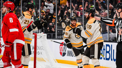 Bruins extienden racha de puntos en noche especial de Pastrnak