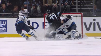 WPG@UTA: Peterka scores goal against Eric Comrie