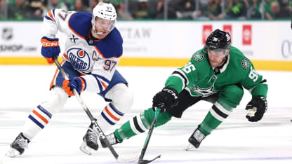 En español: McDavid tira y anota