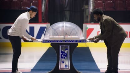 P.K. Subban et Nick Suzuki jouent au hockey sur table au Centre Bell