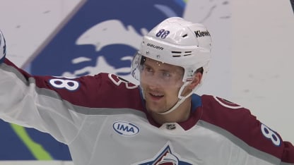 MacKinnon met la table pour Necas