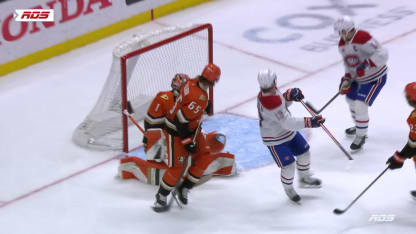 MTL@ANA: Caufield marque un but contre Lukas Dostal