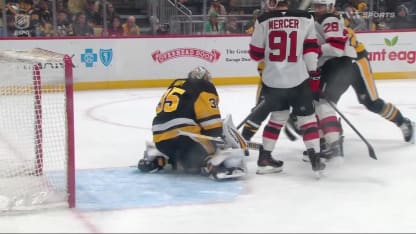 Hischier fait dévier le tir de Hughes