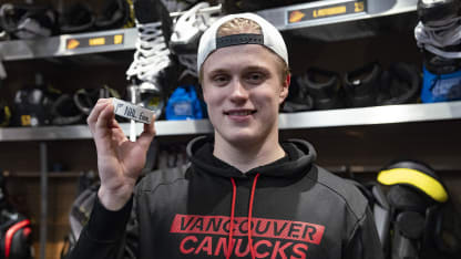 Elias Pettersson med första målet i NHL