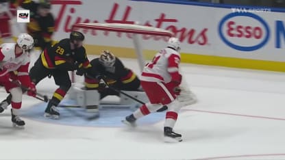 Compher nourrit van Riemsdyk pour ouvrir la marque