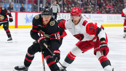 Carolinas Bussi stiehlt Tim Stützle die Show