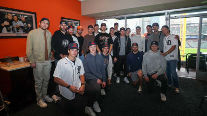 Detroit Red Wings support Detroit Tigers in Game 3 ALDS