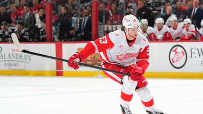 Detroit Red Wings Moritz Seider spricht ueber den Faustkampf