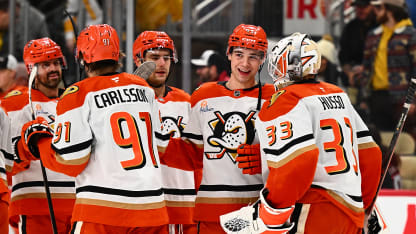 Ducks vencen a Penguins en penales