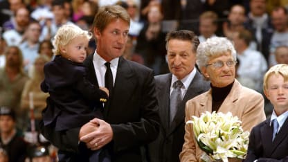 Wayne-Gretzky-Jersey-Retirement-LA-Kings-99-Family