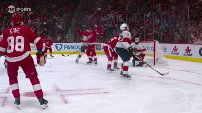 Kane castiga en Power Play