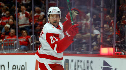 DET@WSH: van Riemsdyk scores goal against Logan Thompson