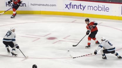 Vanecek vole Cates avec la glissade