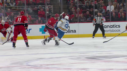 Snuggerud surprend Bussi avec un tir sans avertissement