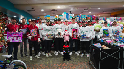 20231218_CoyotesPHXCHPlayerVisit_00-64