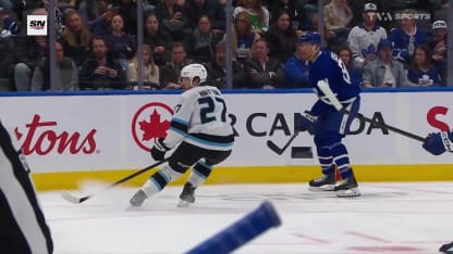 Matthews surprend Vanecek avec un laser