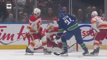 CGY@VAN: Suter scores goal against Dan Vladar