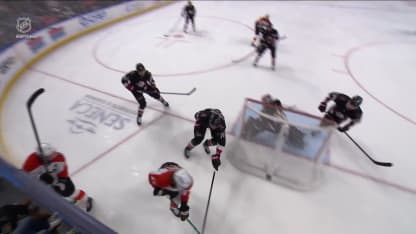 Konecny coupe le déficit en moitié