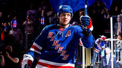 Artemi Panarin lleva a NY Rangers a la cima de la NHL con noche récord