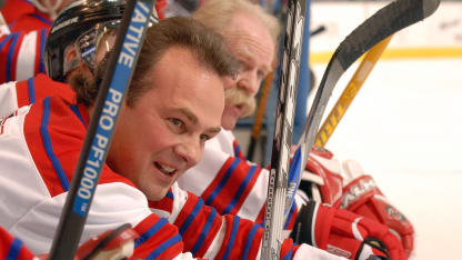 Hawerchuk_on_bench