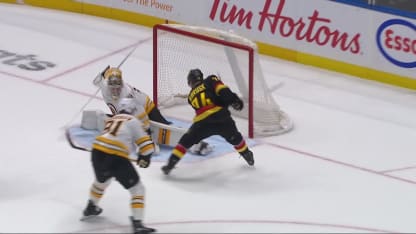 BOS@VAN: Swayman with a great save against Jake DeBrusk
