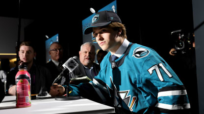 Macklin Celebrini podpísal so San Jose Sharks