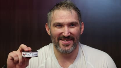 Alex Ovechkin premier joueur à marquer 900 buts