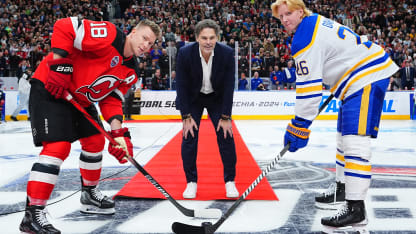 Jaromir Jagr drops ceremonial puck in Czechia