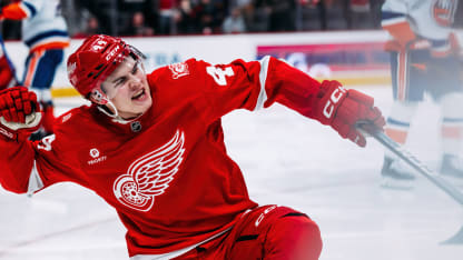 NYI@DET: Sandin Pellikka scores goal against Ilya Sorokin